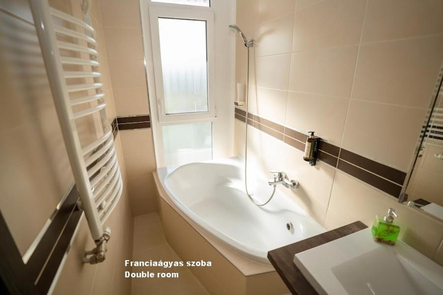 Hotel Irisz Nyíregyháza Extérieur photo