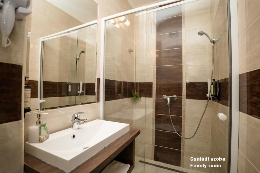 Hotel Irisz Nyíregyháza Extérieur photo